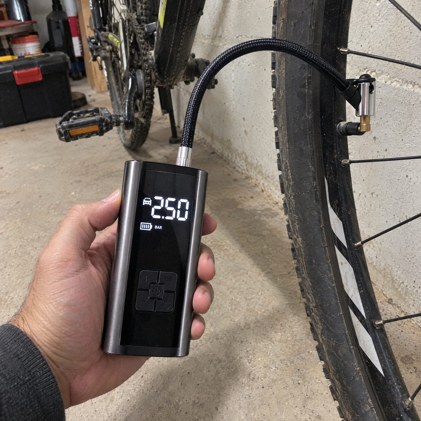 Compressor de Pneu Carbon enchendo pneu de bicicleta